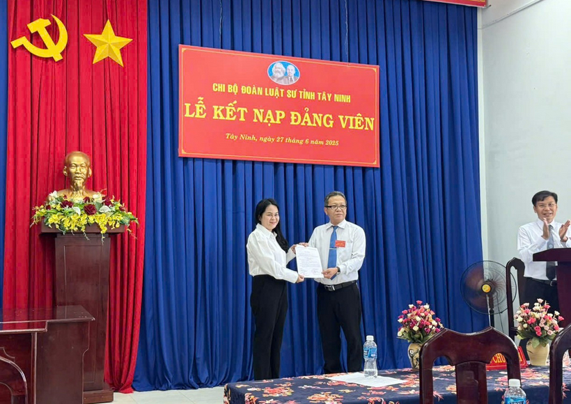 Đoàn Luật sư tỉnh Tây Ninh tổ chức thành công Đại hội Chi bộ nhiệm kỳ 2025 - 2030 4 Luật sư Vương Sơn Hà, Bí thư Chi bộ trao quyết định kết nạp cho Đảng viên mới.