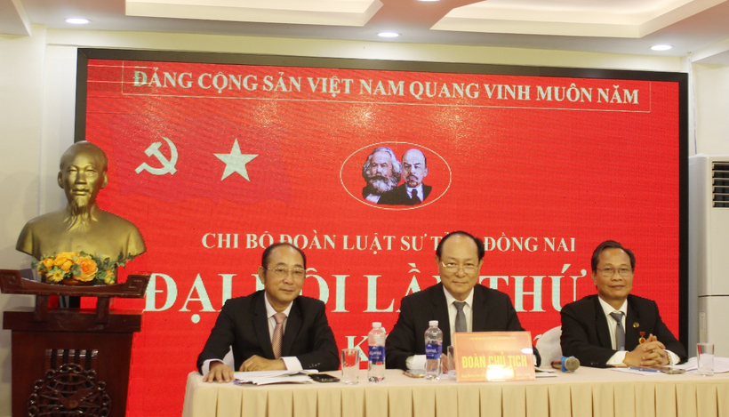 Đại hội Chi bộ Đoàn Luật sư tỉnh Đồng Nai: Xây dựng đội ngũ luật sư vững mạnh, đáp ứng yêu cầu thời kỳ mới 1 Đoàn Chủ tịch điều hành Đại hội.