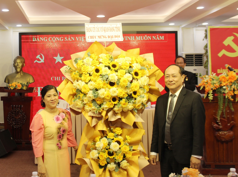 Đại hội Chi bộ Đoàn Luật sư tỉnh Đồng Nai: Xây dựng đội ngũ luật sư vững mạnh, đáp ứng yêu cầu thời kỳ mới 4 Bà Đinh Thị Trúc Ngân tặng hoa chúc mừng Đại hội.