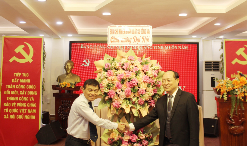 Đại hội Chi bộ Đoàn Luật sư tỉnh Đồng Nai: Xây dựng đội ngũ luật sư vững mạnh, đáp ứng yêu cầu thời kỳ mới 5 Luật sư Phạm Quốc Trung đại diện Ban Chủ nhiệm Đoàn Luật sư tặng hoa chúc mừng Đại hội.