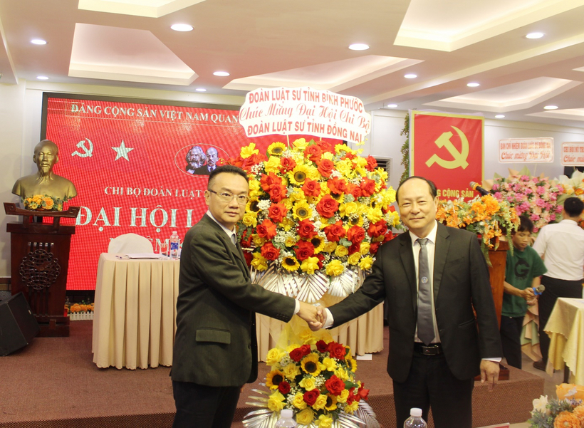 Đại hội Chi bộ Đoàn Luật sư tỉnh Đồng Nai: Xây dựng đội ngũ luật sư vững mạnh, đáp ứng yêu cầu thời kỳ mới 6 Đại diện Ban Chủ nhiệm Đoàn Luật sư tỉnh Bình Phước tặng hoa chúc mừng Đại hội.