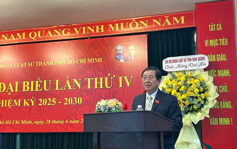 Đại hội Đảng bộ Đoàn Luật sư TP. Hồ Chí Minh nhiệm kỳ 2025 - 2030 3 Luật sư Nguyễn Văn Hậu báo cáo tại Đại hội.