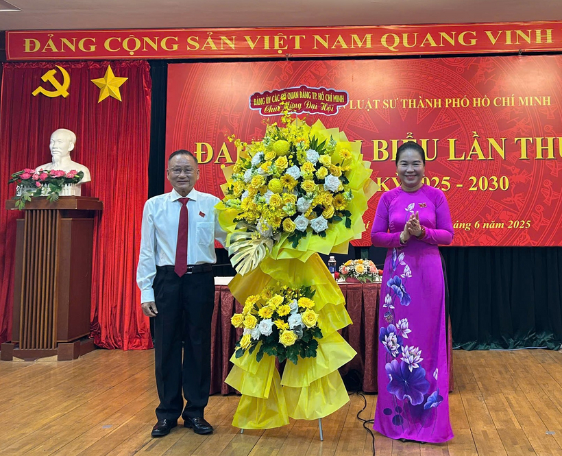 Đại hội Đảng bộ Đoàn Luật sư TP. Hồ Chí Minh nhiệm kỳ 2025 - 2030 5 Bà Lê Thị Hồng Nga tặng hoa chúc mừng Đại hội.