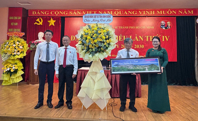 Đại hội Đảng bộ Đoàn Luật sư TP. Hồ Chí Minh nhiệm kỳ 2025 - 2030 6 Luật sư Phạm Văn Viện, Bí thư Chi bộ Đoàn Luật sư tỉnh Bình Dương và Luật sư Bùi Thanh Yến, Bí thư Chi bộ Đoàn Luật sư tỉnh Bà Rịa - Vũng Tàu tặng hoa và quà lưu niệm chúc mừng Đại hội.