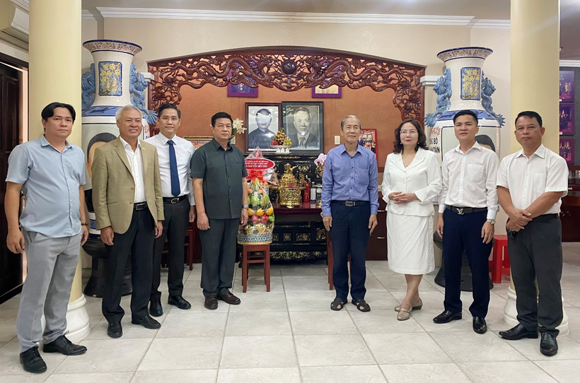 Lãnh đạo Liên đoàn Luật sư Việt Nam dâng hương tưởng niệm cố Luật sư Nguyễn Hữu Thọ 2 Lãnh đạo Liên đoàn Luật sư Việt Nam cùng đoàn chụp ảnh lưu niệm cùng thân nhân gia đình cố Luật sư Nguyễn Hữu Thọ.