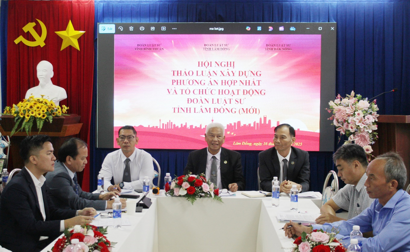 Đoàn Chủ trì Hội nghị.