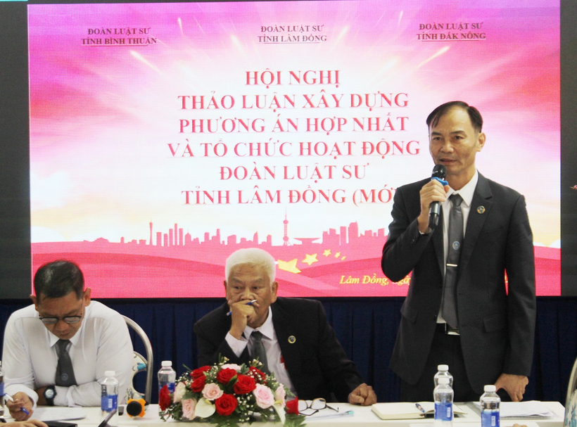 Luật sư Nguyễn Thanh Huy, Chủ nhiệm Đoàn Luật sư tỉnh Đắk Nông góp ý tại Hội nghị.