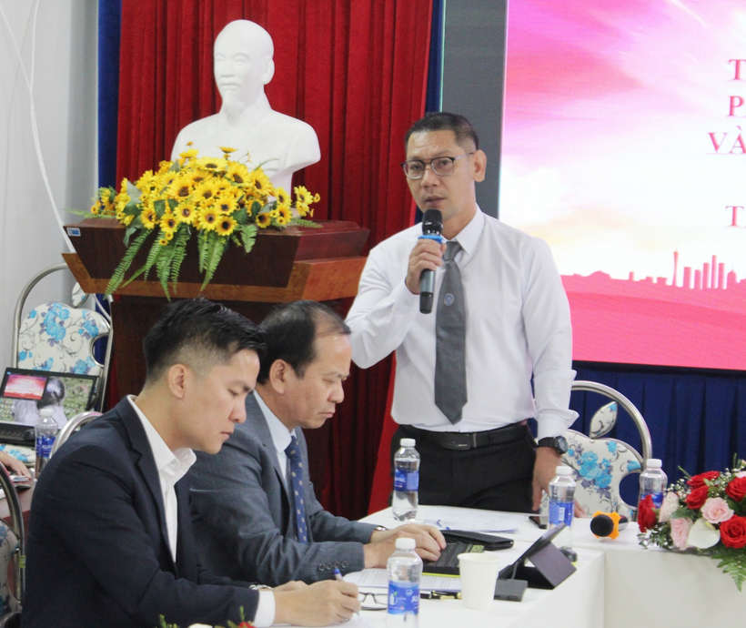 Luật sư Đỗ Minh Trúc, Chủ nhiệm Đoàn Luật sư tỉnh Bình Thuận góp ý tại Hội nghị.