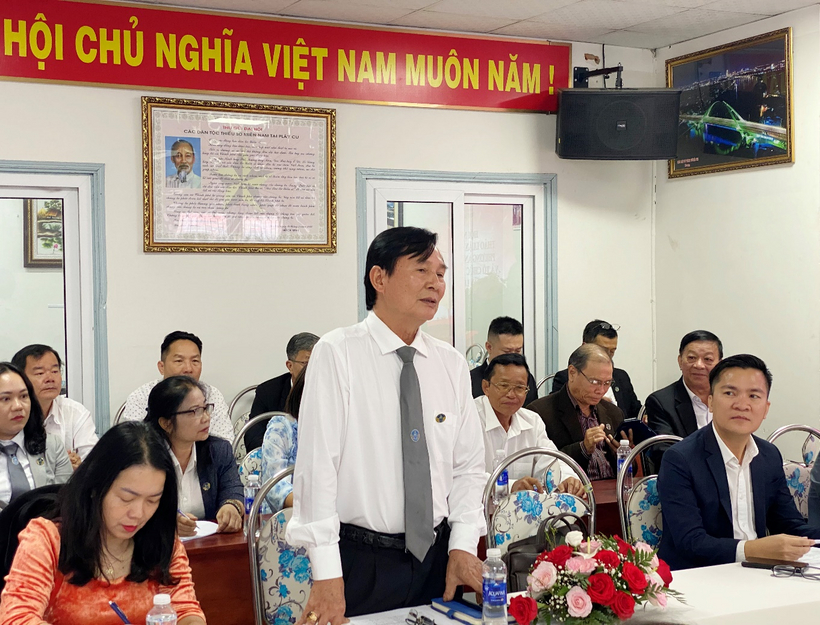 Luật sư Lương Minh Khang, Phó Chủ nhiệm Đoàn Luật sư tỉnh Đắk Nông góp ý tại Hội nghị.