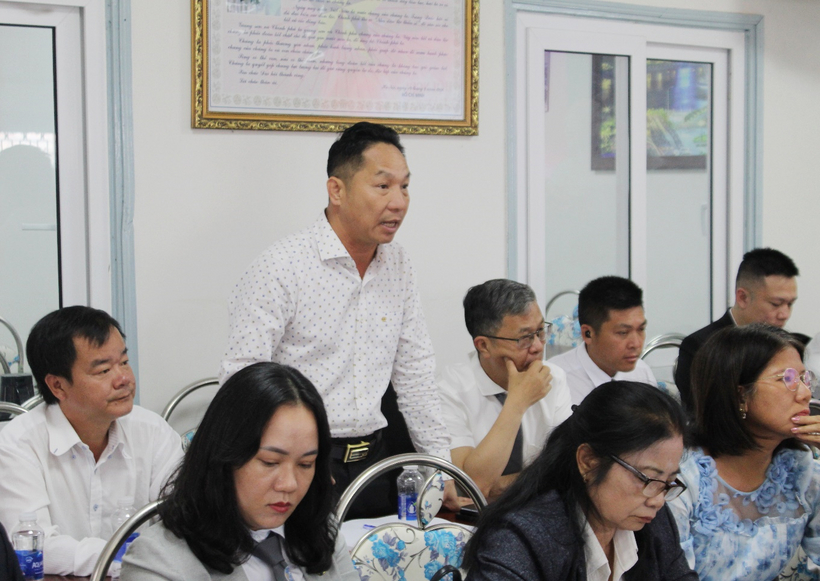Luật sư Dương Đình Nam, Phó Chủ nhiệm Đoàn Luật sư tỉnh Lâm Đồng góp ý tại Hội nghị.