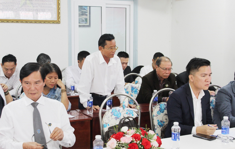 Luật sư Lê Hồng Sơn, Ủy viên Ban Chủ nhiệm Đoàn Luật sư tỉnh Bình Thuận góp ý tại Hội nghị.