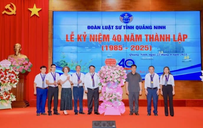 Lãnh đạo Liên đoàn Luật sư Việt Nam tặng hoa chúc mừng Đoàn Luật sư tỉnh Quảng Ninh.