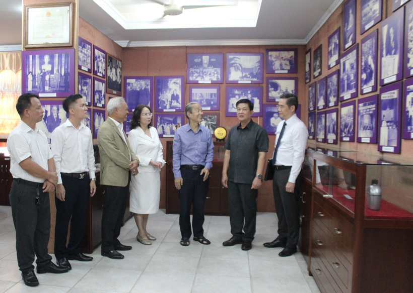 Lãnh đạo Liên đoàn Luật sư Việt Nam dâng hương tưởng niệm cố Luật sư Nguyễn Hữu Thọ 3 Lãnh đạo Liên đoàn Luật sư Việt Nam cùng đoàn tham quan không gian lưu niệm và hình ảnh về cuộc đời, sự nghiệp của cố Luật sư Nguyễn Hữu Thọ.