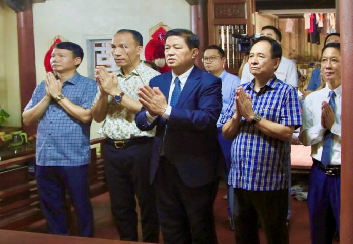 Lãnh đạo Liên đoàn Luật sư Việt Nam, Tạp chí Luật sư Việt Nam cùng các thành viên tại lễ dâng hương cố Tiến sĩ, Luật sư Phan Văn Trường.
