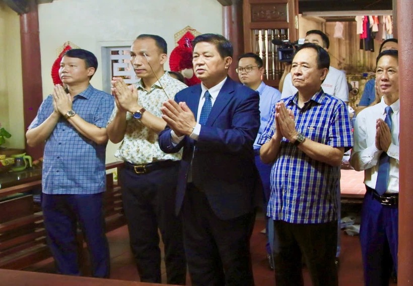Liên đoàn Luật sư Việt Nam dâng hương tưởng niệm cố Tiến sĩ, Luật sư Phan Văn Trường 1 Lãnh đạo Liên đoàn Luật sư Việt Nam, Tạp chí Luật sư Việt Nam cùng các thành viên tại lễ dâng hương cố Tiến sĩ, Luật sư Phan Văn Trường.
