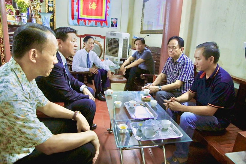 Liên đoàn Luật sư Việt Nam dâng hương tưởng niệm cố Tiến sĩ, Luật sư Phan Văn Trường 2 Tiến sĩ, Luật sư Đỗ Ngọc Thịnh, Chủ tịch Liên đoàn Luật sư Việt Nam và Thạc sĩ, Nhà báo Đặng Ngọc Luyến, Tổng Biên tập Tạp chí Luật sư Việt Nam chia sẻ với hậu duệ cố Tiến sĩ, Luật sư Phan Văn Trường về những đóng góp của ông với nghề Luật sư Việt Nam.