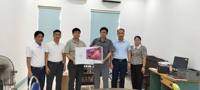 Luật sư, Tiến sĩ Đỗ Ngọc Thịnh, Chủ tịch Liên đoàn Luật sư Việt Nam trao tặng 01 bộ máy tính cho Đoàn Luật sư tỉnh Phú Thọ.