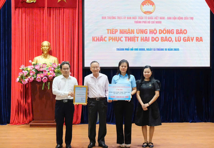 Đoàn Luật sư TP. Hồ Chí Minh ủng hộ đồng bào bị thiệt hại do bão, lũ gây ra 1 Luật sư Nguyễn Văn Chung, Chủ nhiệm Đoàn Luật sư TP. Hồ Chí Minh thay mặt Đoàn trao số tiền 2 tỉ đồng ủng đồng bào khắc phục thiệt hại do bão, lũ gây ra.
