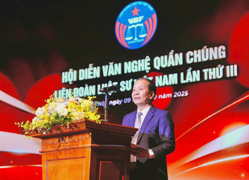 Liên đoàn Luật sư Việt Nam tổ chức Hội diễn Văn nghệ quần chúng lần thứ III 2 Tiến sĩ, Luật sư Đào Ngọc Chuyền, Phó Chủ tịch Liên đoàn Luật sư Việt Nam phát biểu tại Hội diễn.
