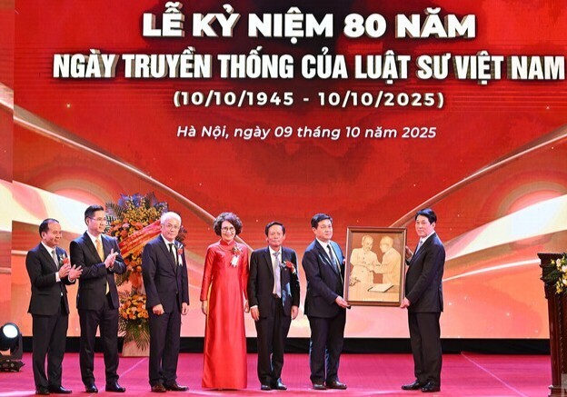 Lễ Kỷ niệm 80 năm Ngày Truyền thống Luật sư Việt Nam: Tiếp tục đổi mới, làm tròn chức năng xã hội cao quý 4 Chủ tịch nước Lương Cường trao quà lưu niệm cho Liên đoàn Luật sư Việt Nam.