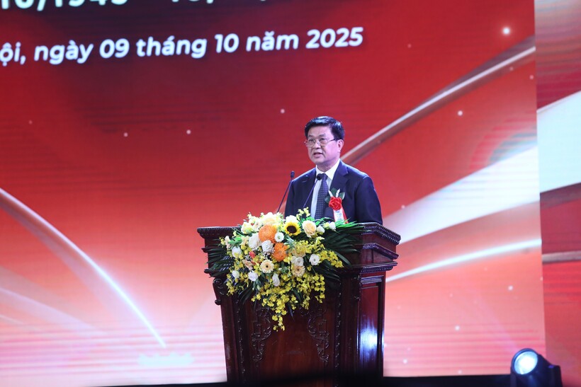 Lễ Kỷ niệm 80 năm Ngày Truyền thống Luật sư Việt Nam: Tiếp tục đổi mới, làm tròn chức năng xã hội cao quý 1 Chủ tịch Liên đoàn Luật sư Việt Nam Đỗ Ngọc Thịnh phát biểu khai mạc Lễ Kỷ niệm.