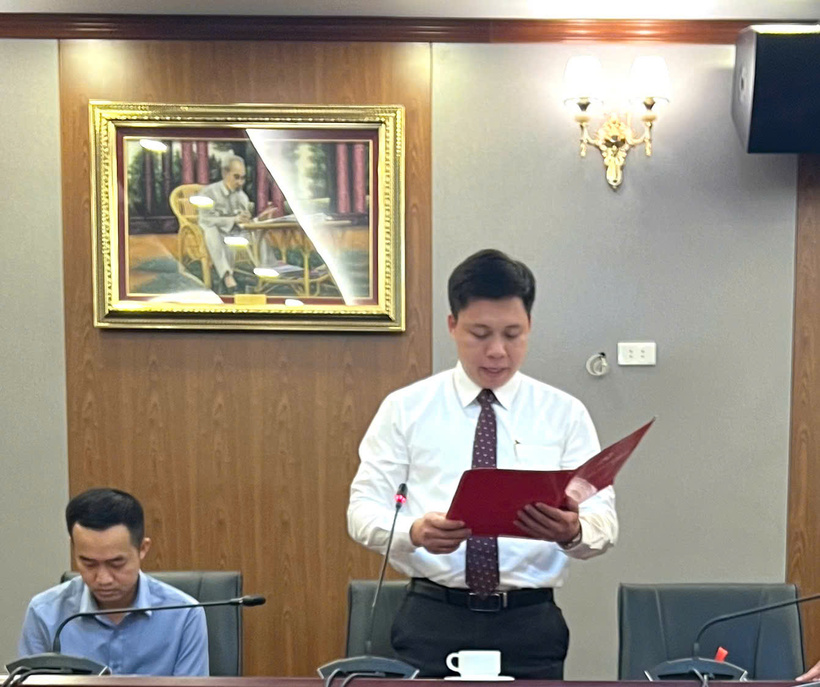 Công bố và trao Quyết định chỉ định Bí thư Chi bộ Liên đoàn Luật sư Việt Nam 1 Ông Vũ Gia Dân công bố Quyết định chỉ định Bí thư Chi bộ Liên đoàn Luật sư Việt Nam.