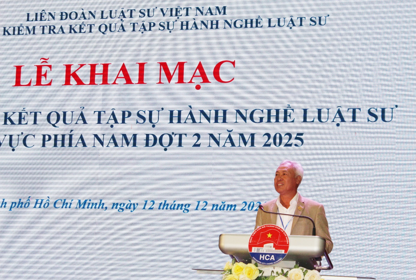 Luật sư Hồng Nguyên, Thành viên Hội đồng kiểm tra, Trưởng Ban Coi thi quán triệt nội quy quy định nhiệm vụ quyền hạn của thí sinh tham dự kỳ kiểm tra.