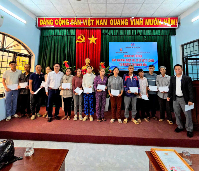 Đoàn Luật sư tỉnh Gia Lai đã tổ chức trao hỗ trợ cho các hộ gia đình tại địa phương chịu ảnh hưởng nghiêm trọng sau thiên tai 4 4