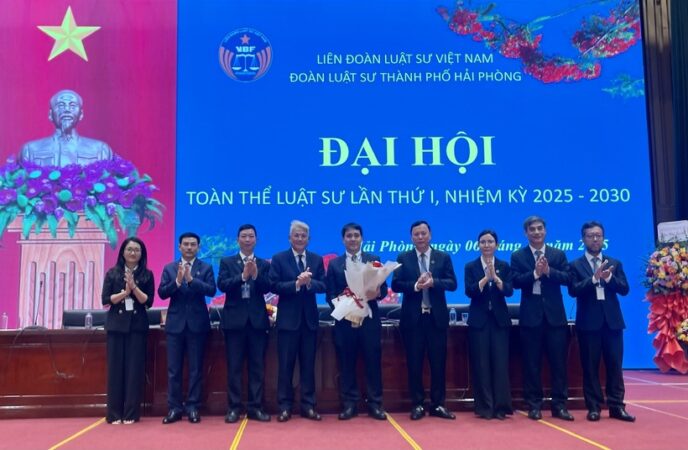 Lãnh đạo Liên đoàn Luật sư Việt Nam tặng hoa chúc mừng Ban Chủ nhiệm Đoàn Luật sư TP. Hải Phòng khóa I, nhiệm kỳ 2025-2030.