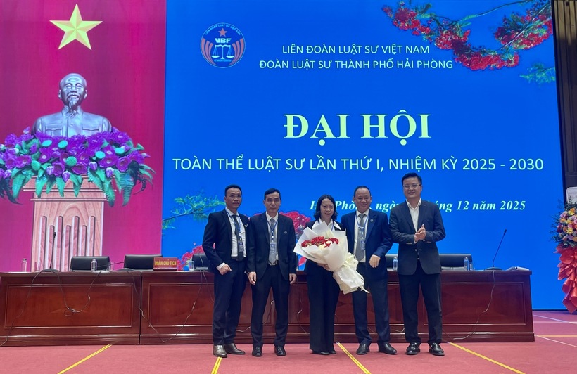 Đoàn Luật sư TP. Hải Phòng tổ chức thành công Đại hội lần thứ I, nhiệm kỳ 2025-2030 11 Đại diện lãnh đạo TP. Hải Phòng tặng hoa chúc mừng Hội đồng Khen thưởng, Kỷ luật Đoàn Luật sư TP. Hải Phòng khóa I, nhiệm kỳ 2025-2030.