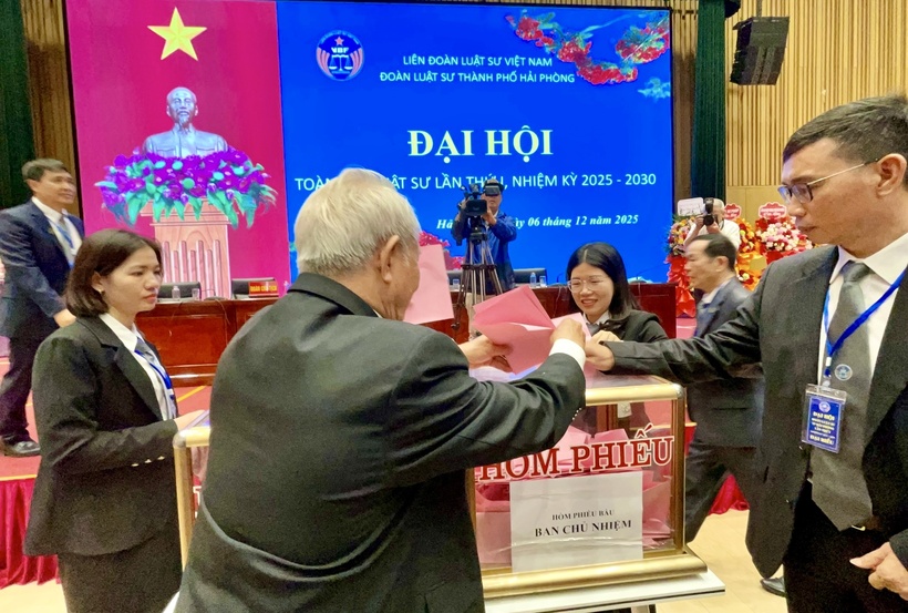 Đoàn Luật sư TP. Hải Phòng tổ chức thành công Đại hội lần thứ I, nhiệm kỳ 2025-2030 8 Các đại biểu bỏ phiếu bầu Ban Chủ nhiệm Đoàn Luật sư TP. Hải Phòng khóa I, nhiệm kỳ 2025-2030.