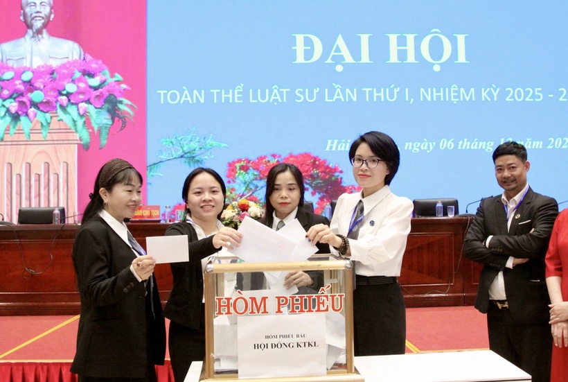 Đoàn Luật sư TP. Hải Phòng tổ chức thành công Đại hội lần thứ I, nhiệm kỳ 2025-2030 9 Các đại biểu bỏ phiếu bầu Hội đồng Khen thưởng, Kỷ luật Đoàn Luật sư TP. Hải Phòng khóa I, nhiệm kỳ 2025-2030.