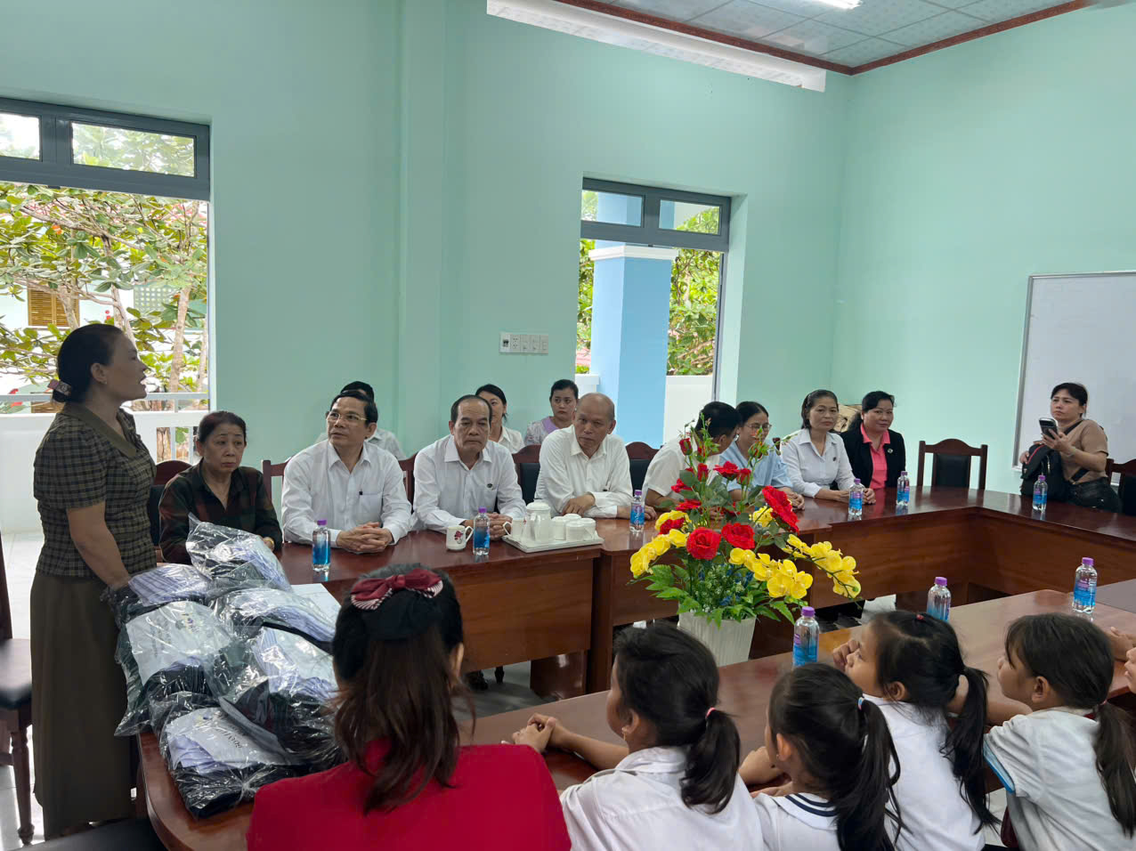 ĐOÀN LUẬT SƯ TỈNH KHÁNH HÒA THĂM HỎI, CHIA SẺ VÀ TRAO QUÀ CHO HỌC SINH BỊ ẢNH HƯỞNG DO MƯA LŨ 1 hinh 1 1 1