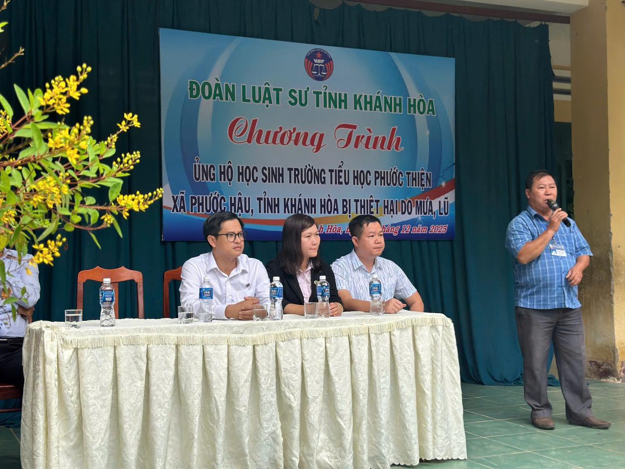 ĐOÀN LUẬT SƯ TỈNH KHÁNH HÒA THĂM HỎI, CHIA SẺ VÀ TRAO QUÀ CHO HỌC SINH BỊ ẢNH HƯỞNG DO MƯA LŨ 5 hinh 10 1