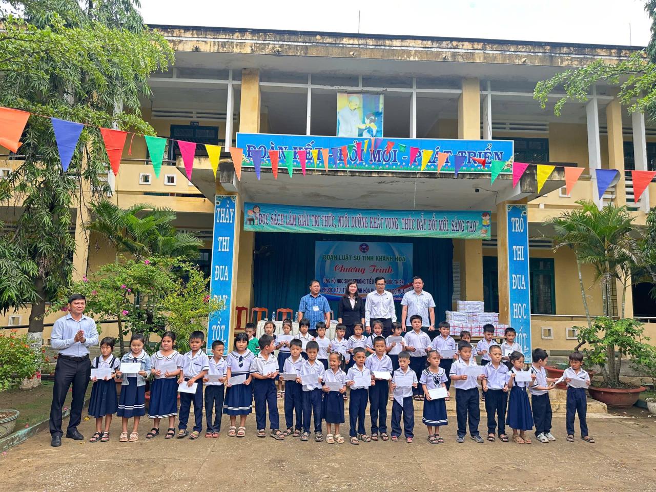 ĐOÀN LUẬT SƯ TỈNH KHÁNH HÒA THĂM HỎI, CHIA SẺ VÀ TRAO QUÀ CHO HỌC SINH BỊ ẢNH HƯỞNG DO MƯA LŨ 6 hinh 2 1