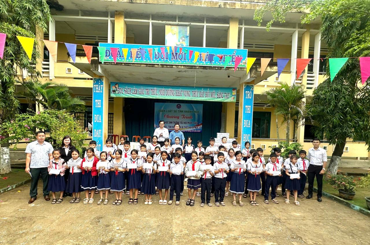 ĐOÀN LUẬT SƯ TỈNH KHÁNH HÒA THĂM HỎI, CHIA SẺ VÀ TRAO QUÀ CHO HỌC SINH BỊ ẢNH HƯỞNG DO MƯA LŨ 7 hinh 3 1 1