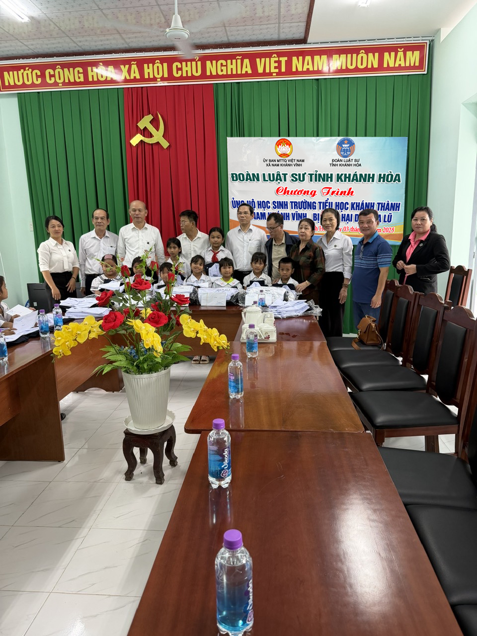 ĐOÀN LUẬT SƯ TỈNH KHÁNH HÒA THĂM HỎI, CHIA SẺ VÀ TRAO QUÀ CHO HỌC SINH BỊ ẢNH HƯỞNG DO MƯA LŨ 4 hinh 7 1