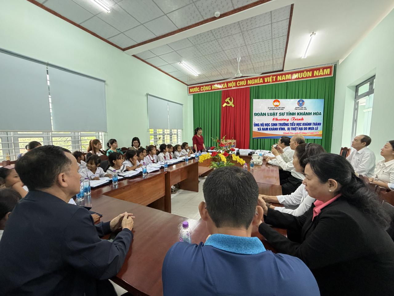 ĐOÀN LUẬT SƯ TỈNH KHÁNH HÒA THĂM HỎI, CHIA SẺ VÀ TRAO QUÀ CHO HỌC SINH BỊ ẢNH HƯỞNG DO MƯA LŨ 3 hinh 8 1