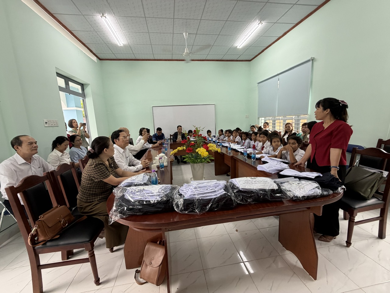 ĐOÀN LUẬT SƯ TỈNH KHÁNH HÒA THĂM HỎI, CHIA SẺ VÀ TRAO QUÀ CHO HỌC SINH BỊ ẢNH HƯỞNG DO MƯA LŨ 2 hinh 9 1