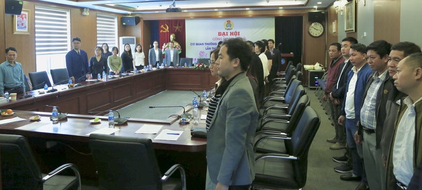 Các đại biểu làm lễ chào cờ.