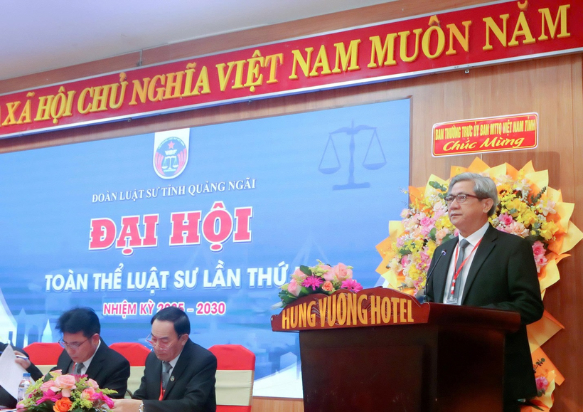 Đoàn Luật sư tỉnh Quảng Ngãi tổ chức Đại hội lần thứ I, nhiệm kỳ 2025 - 2030 2 Luật sư Nguyễn Ngọc Lâm, Phó Chủ nhiệm Đoàn Luật sư tỉnh Quảng Ngãi, trình bày báo cáo tại Đại hội