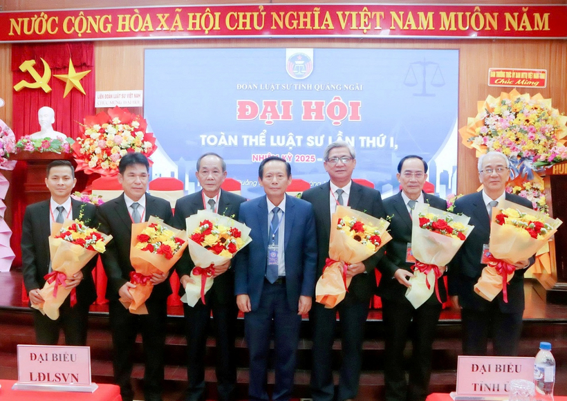 Đoàn Luật sư tỉnh Quảng Ngãi tổ chức Đại hội lần thứ I, nhiệm kỳ 2025 - 2030 4 Ban Chủ nhiệm Đoàn Luật sư tỉnh Quảng Ngãi nhiệm kỳ 2025 - 2030 ra mắt tại Đại hội.