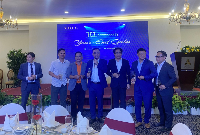 Câu lạc bộ Luật sư Thương mại Quốc tế Việt Nam kỷ niệm 10 năm thành lập 6 Các luật sư là thành viên Ban Chủ nhiệm qua các nhiệm kỳ tham dự Lễ kỷ niệm.