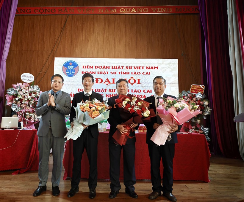 Đoàn Luật sư tỉnh Lào Cai tổ chức Đại hội lần thứ Nhất, nhiệm kỳ 2026-2031. 10 Ông Ngô Hoài Linh, Phó Chủ tịch UBMTTQVN tỉnh Lào Cai trao tặng hoa chúc mừng Ban Chủ nhiệm Đoàn Luật sư tỉnh Lào Cai, nhiệm kỳ 2026 – 2031.