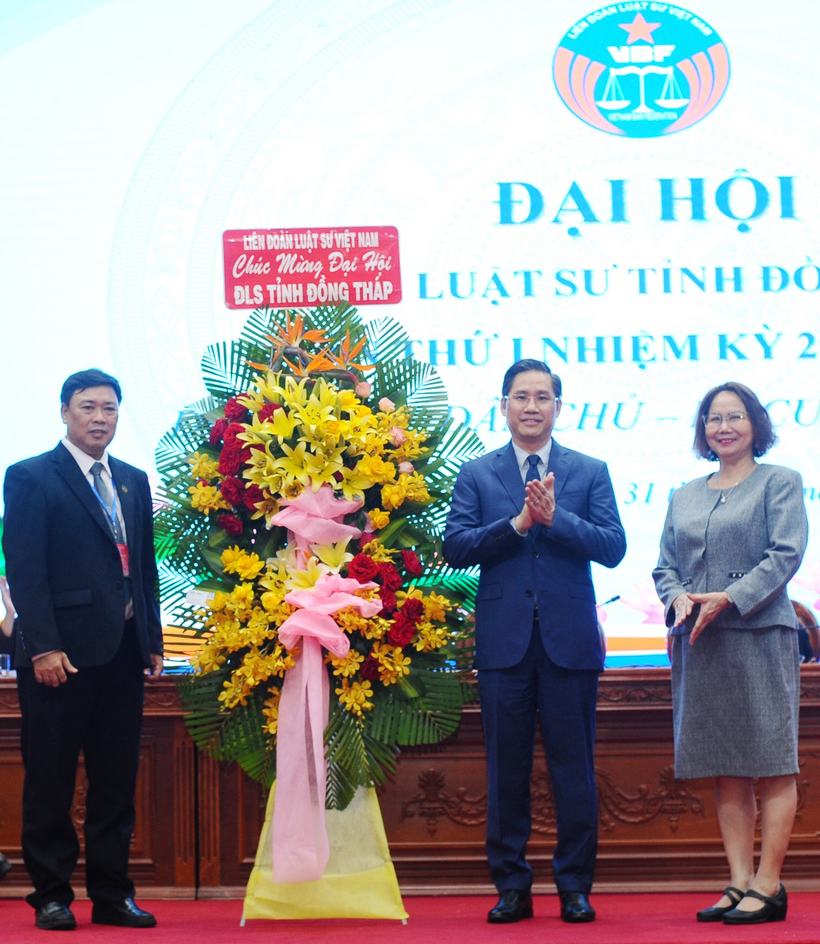 Luật sư Nguyễn Hải Nam và Luật sư Trần Thị Tuyết tặng hoa chúc mừng Đại hội.