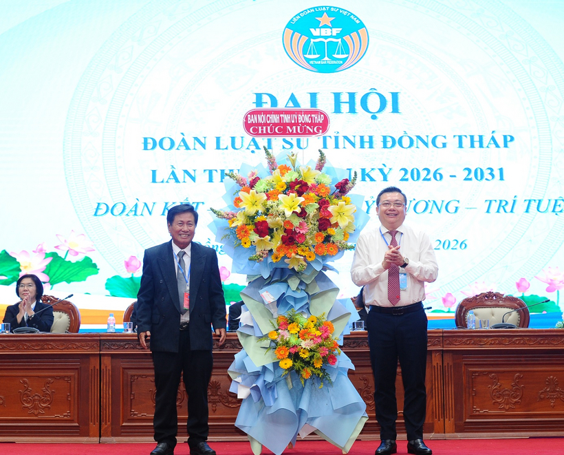 Ông Phan Văn Thương tặng hoa chúc mừng Đại hội.