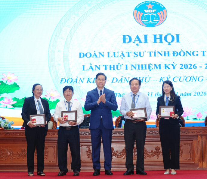 Luật sư Nguyễn Hải Nam trao tặng Kỷ niệm chương “Vì sự nghiệp phát triển Luật sư Việt Nam” cho các luật sư có thời gian hành nghề trên 15 năm.