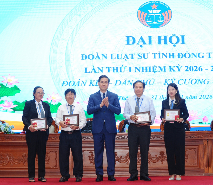 Luật sư Nguyễn Hải Nam trao tặng Kỷ niệm chương “Vì sự nghiệp phát triển Luật sư Việt Nam” cho các luật sư có thời gian hành nghề trên 15 năm.