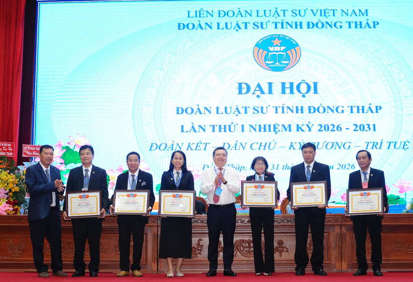 Ông Phan Văn Thương trao tặng Bằng khen của Liên đoàn Luật sư Việt Nam cho tập thể, cá nhân luật sư.