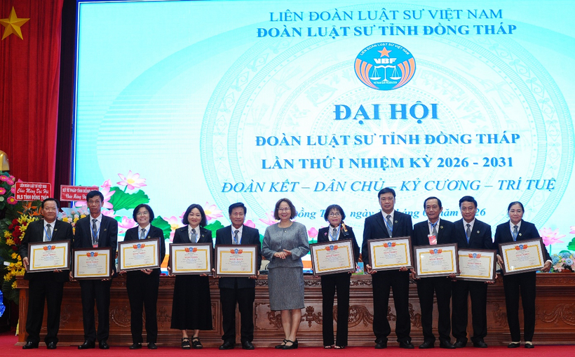 Luật sư Trần Thị Tuyết trao tặng Bằng khen của Liên đoàn Luật sư cho tổ chức, cá nhân luật sư.